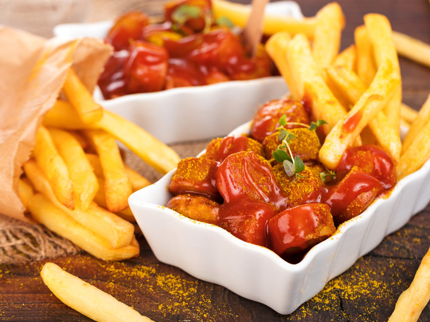 Currywurst und Pommes