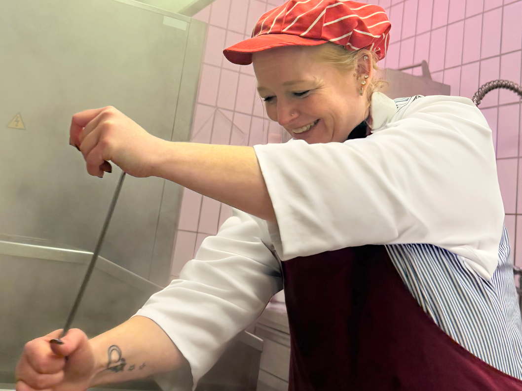 Eine Köchin rührt in einem Topf