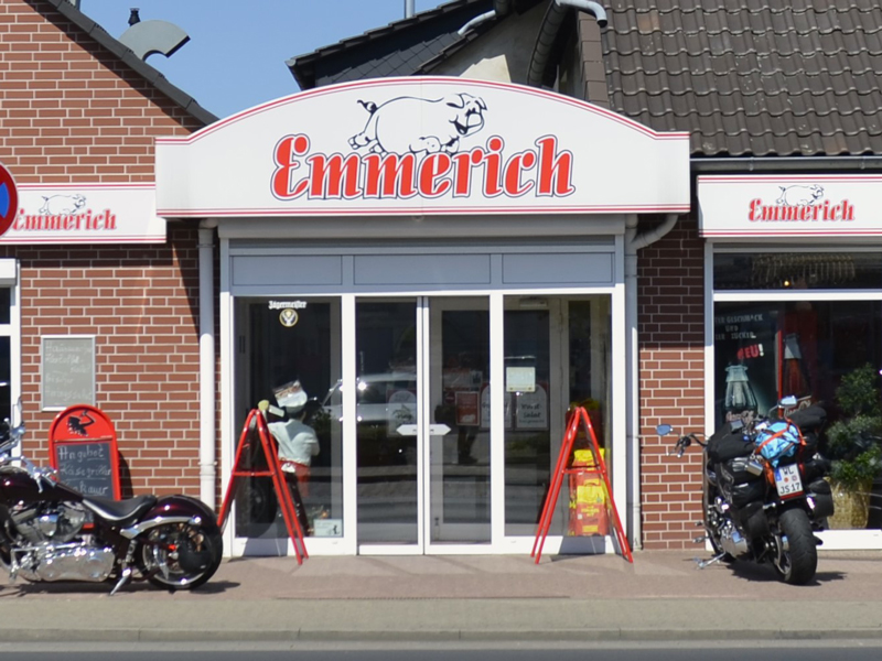 Ein Fleischer verarbeitet Würste